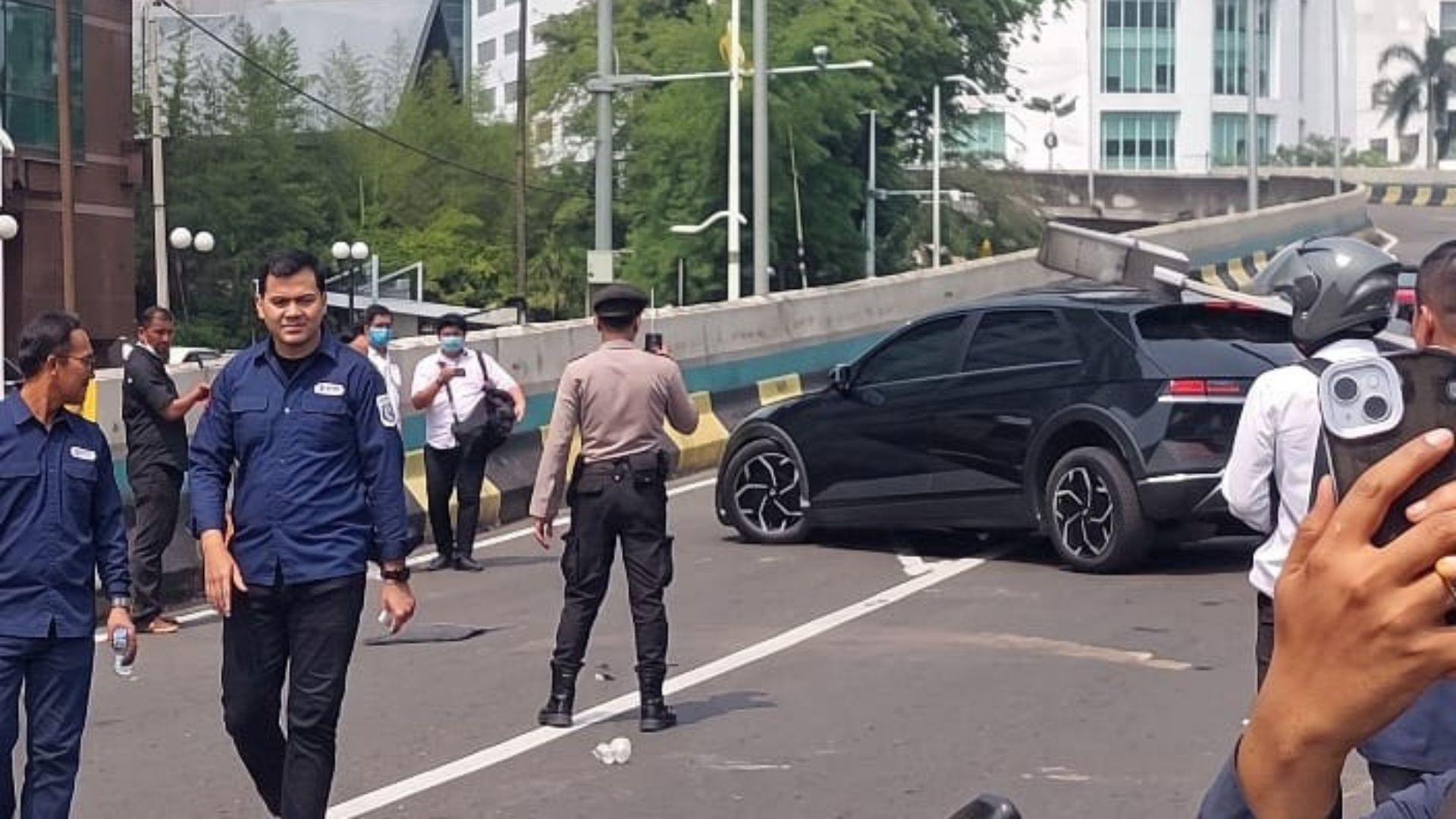 Kecelakaan Tunggal di Underpass Pattimura: Mobil Tabrak Tiang Lampu hingga Roboh, Arus Lalu Lintas M